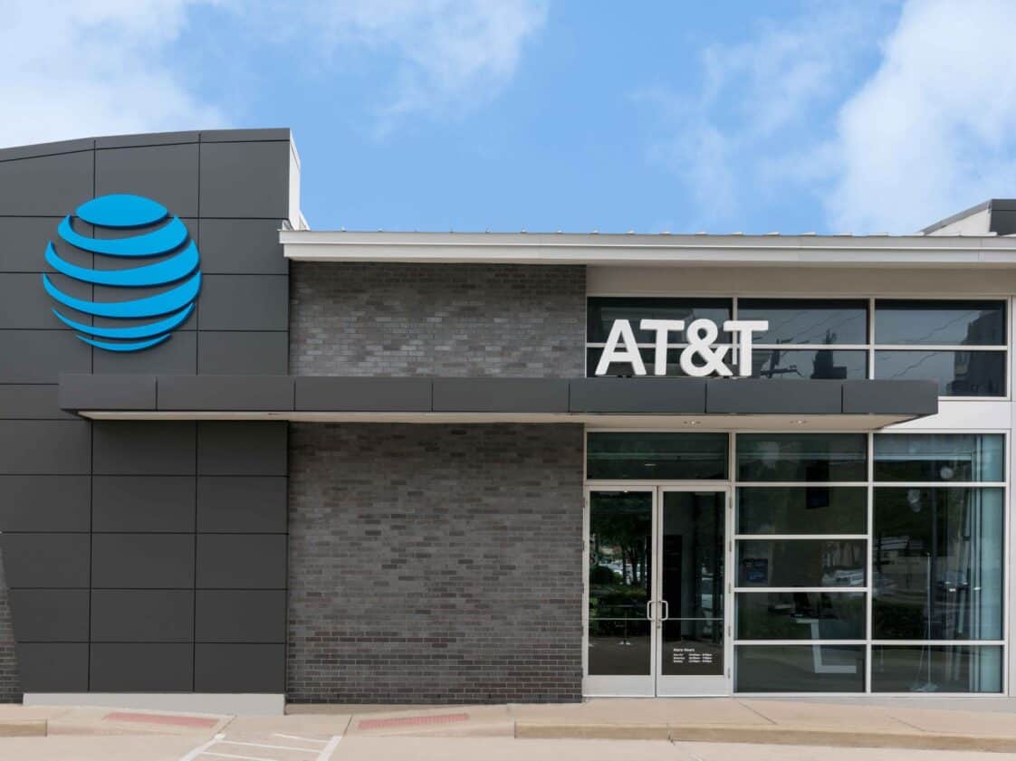 AT&T offers free Google Pixel 10 Pro in new deal - GEEKSPIN
