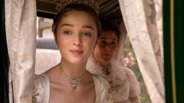 Ruth Gemmell and Phoebe Dynevor in Bridgerton Season 1, episode 'Diamond of the First Water' (2020) | ©Image Credit: Netflix