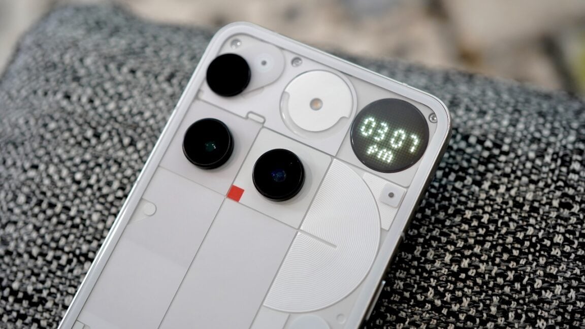Nothing Phone 3 Glyph Matrix displaying time in LED dot matrix format | ©Image Credit: GEEKSPIN