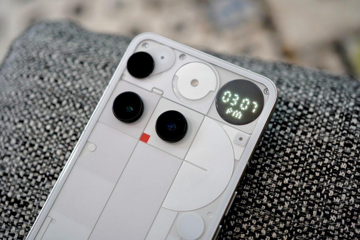 Nothing Phone 3 Glyph Matrix displaying time in LED dot matrix format | ©Image Credit: GEEKSPIN