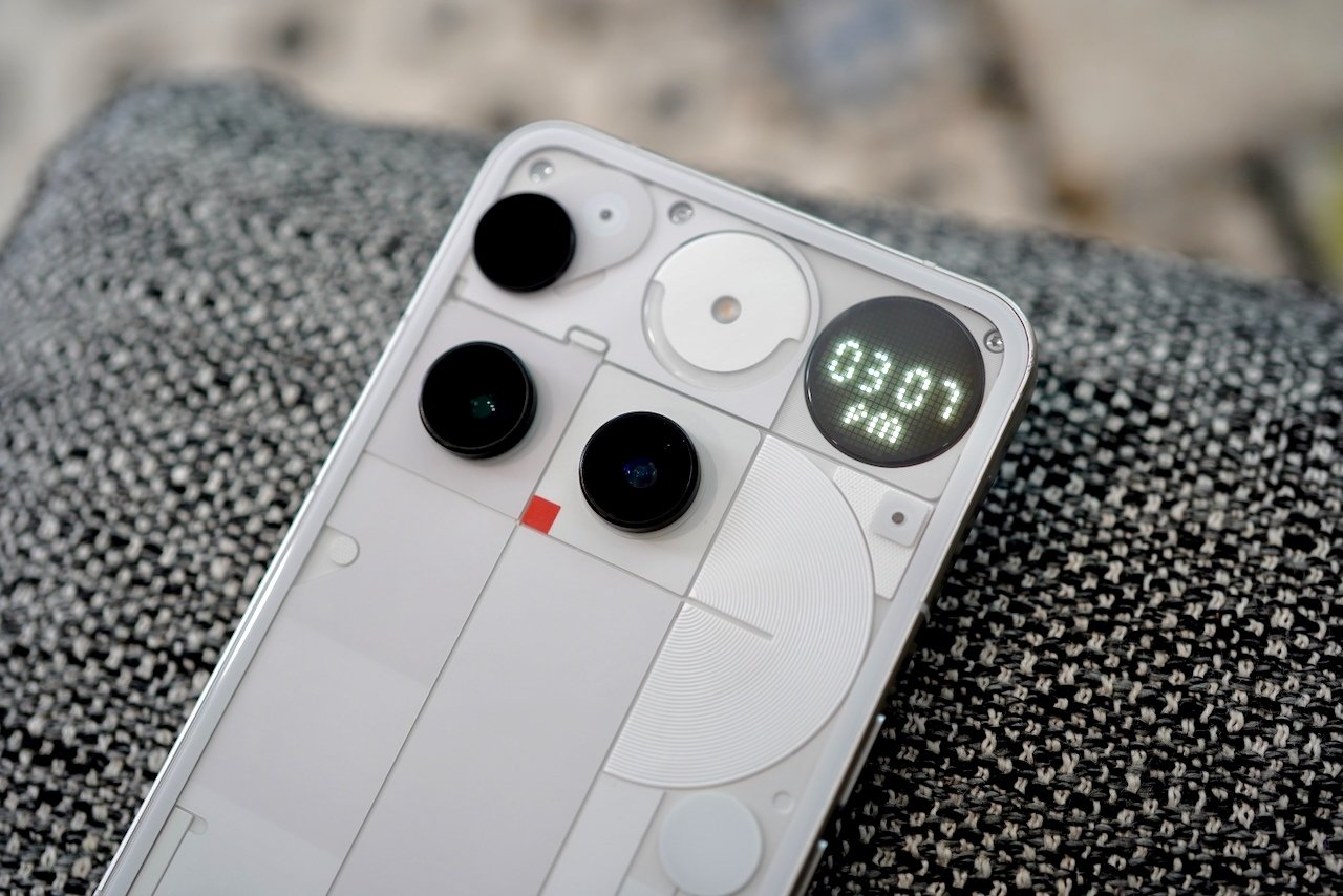 Nothing Phone 3 Glyph Matrix displaying time in LED dot matrix format | ©Image Credit: GEEKSPIN