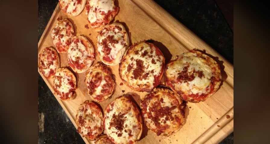 11 cafeteria foods today's kids will never experience 6 English Muffin Pizza
