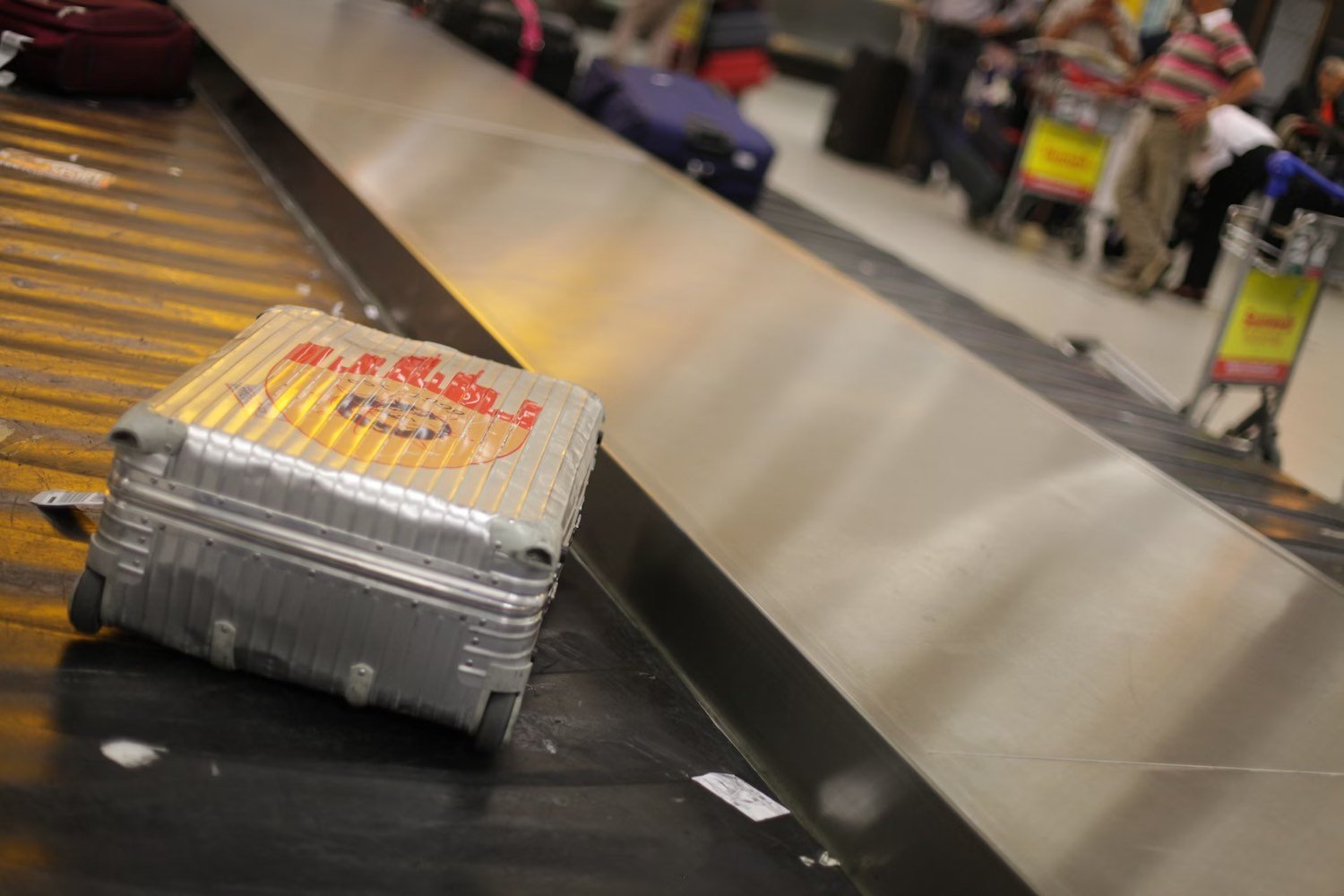 Cordless curling irons and flatirons now restricted in checked luggage ©Image Credit: Dimitri Karastelev / Unsplash