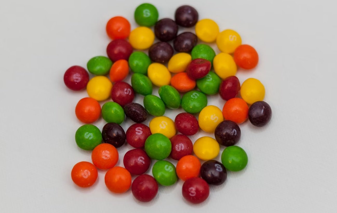 Say goodbye to the neon dyes in M&M’s, Skittles, and Starburst ©Image Credit: Unsplash / Jonathan J. Castellon