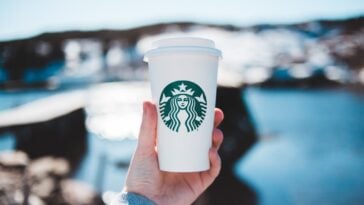 Starbucks to close all pickup-only stores by 2026 ©Image Credit: Unsplash / Erik Mclean