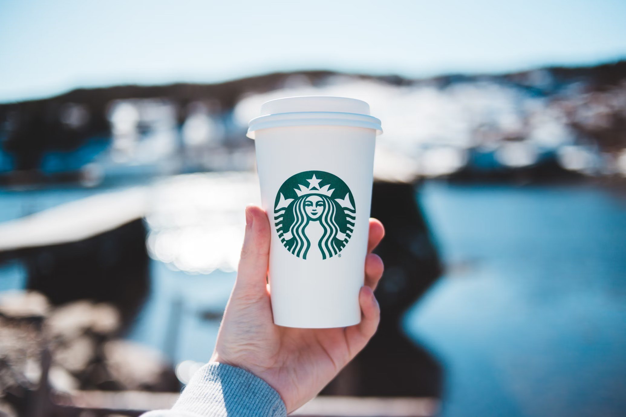 Starbucks to close all pickup-only stores by 2026 ©Image Credit: Unsplash / Erik Mclean