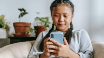 As more kids turn to AI chatbots for advice and support, the FTC is probing tech giants over safety risks and protections for young users | ©Image Credit: Katerina Holmes