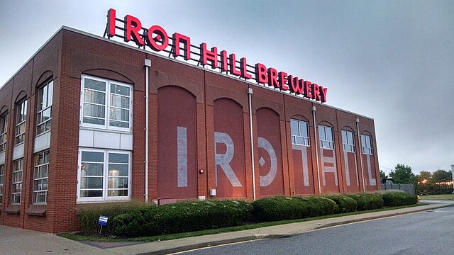 Iron Hill Brewery has shut down all locations after filing bankruptcy, leaving employees blindsided just hours before their shifts ©Image Credit: Schwars1 / Wikimedia
