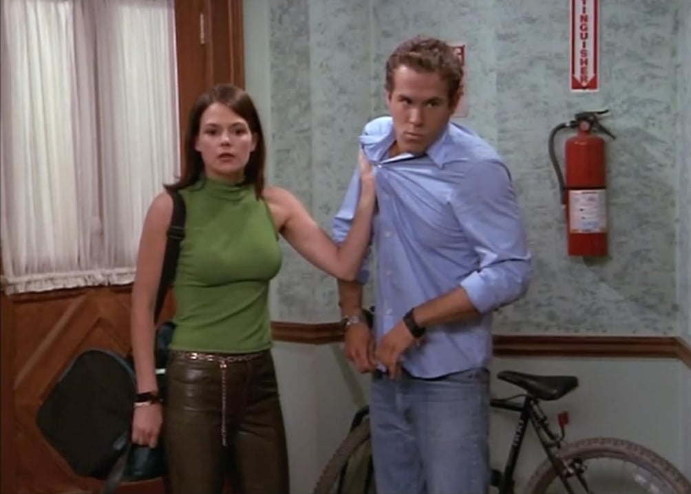 10 '90s sitcoms that aged terribly 10 Ryan Reynolds and Suzanne Cryer in Two Guys, a Girl and a Pizza Place (1998)