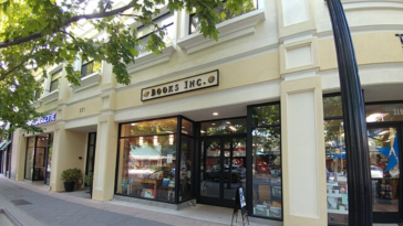 A Books Inc. store on Castro Street in Mountain View, California | ©Image Credit: Wikimedia Commons / Baltakatei