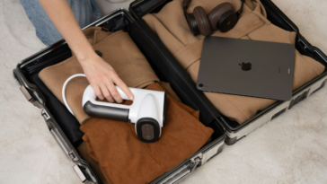 Electronic devices belong in carry-on luggage under TSA guidelines | ©Image Credit: Unsplash / Neakasa