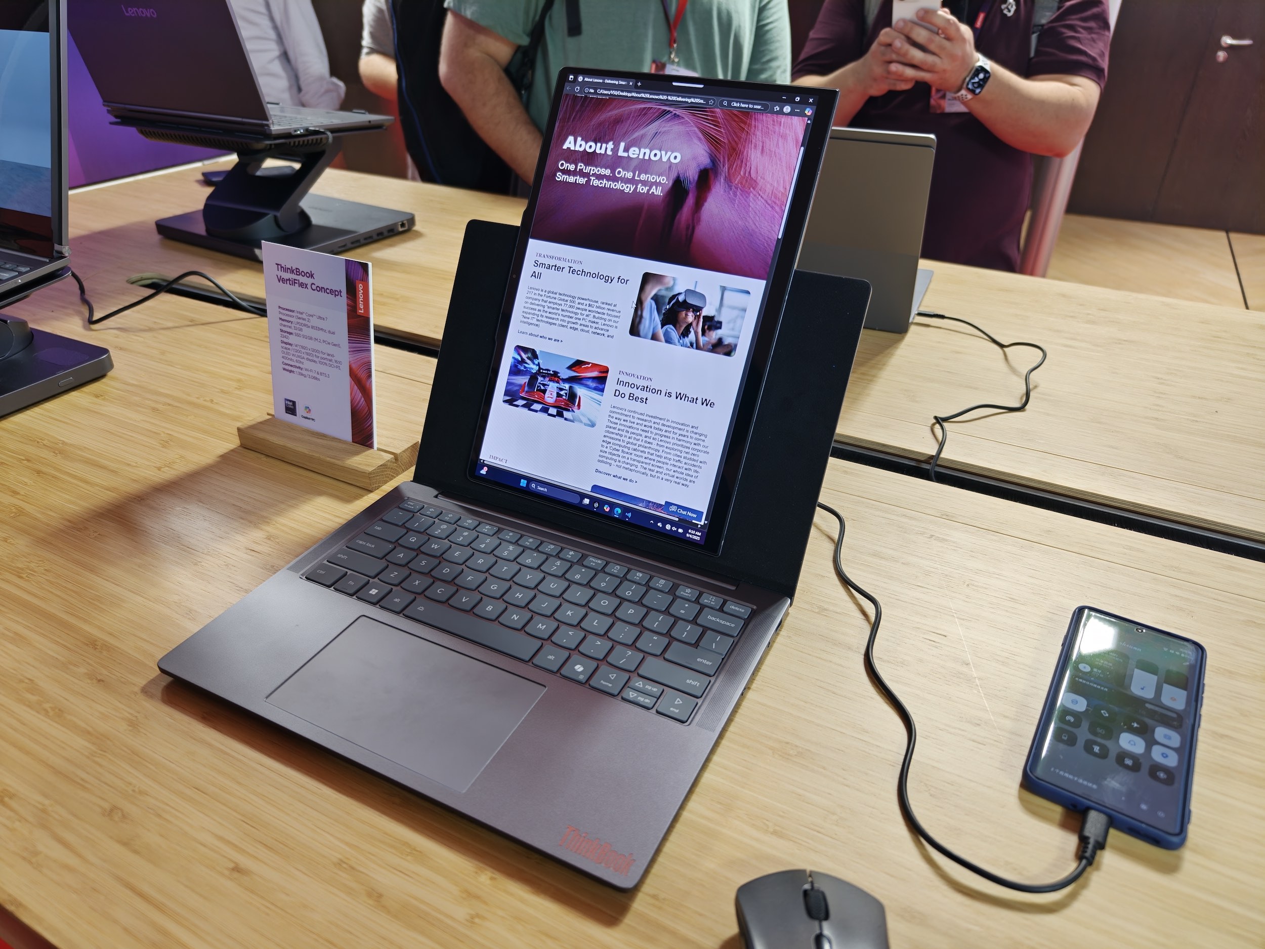 Lenovo ThinkBook VertiFlex Concept hands-on ©Image Credit: Lenovo