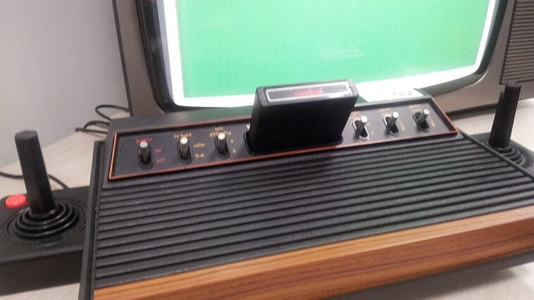 The Atari 2600 console | ©Image Credit: Wikimedia Commons / Yarivi