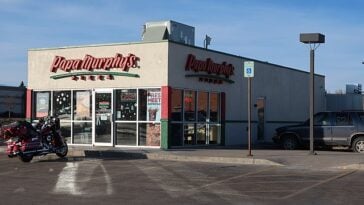 Take-and-bake pizza chain Papa Murphy's is shutting down 143 restaurants ©Image Credit: Mr. Satterly / Wikimedia Commons