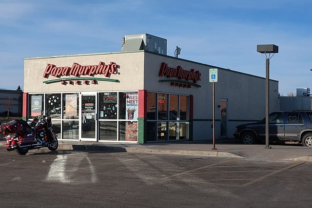 Take-and-bake pizza chain Papa Murphy's is shutting down 143 restaurants ©Image Credit: Mr. Satterly / Wikimedia Commons