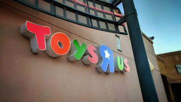 From bankruptcy to rebirth, Toys “R” Us makes a bold return | ©Image Credit: DoulosBen / wikimedia.org