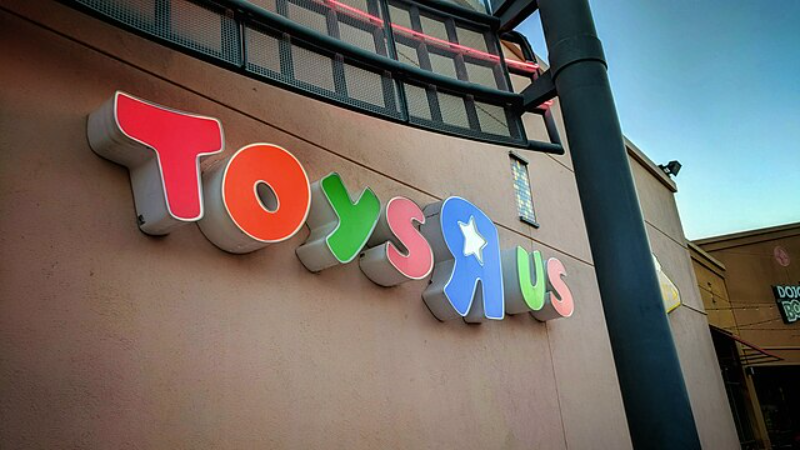 From bankruptcy to rebirth, Toys “R” Us makes a bold return | ©Image Credit: DoulosBen / wikimedia.org