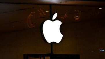 Fake “Find My” texts are fooling iPhone users into giving away their Apple ID. | ©Image Credit: Amin Zabardast/Unsplash