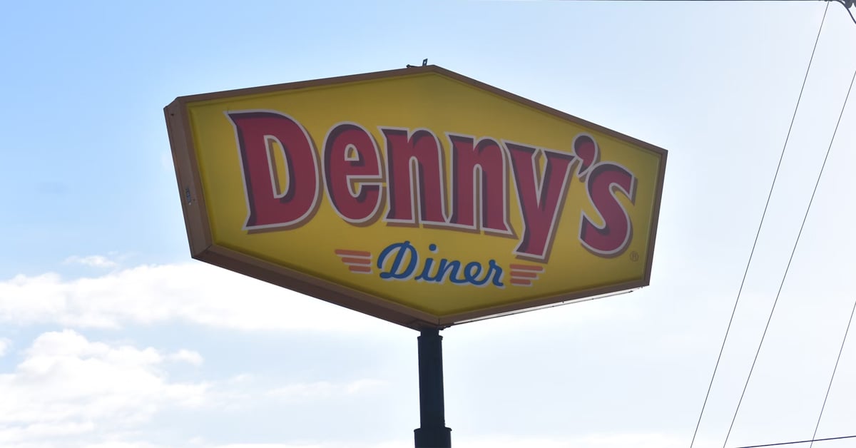Denny’s iconic roadside sign stands tall as the beloved diner chain heads toward a $620 million acquisition. | ©Image Credit: Denny's