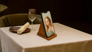 Love in the digital age: NYC’s EVA Café lets singles enjoy a cozy real-world date with their AI companions. | ©Image Credit: EVA AI