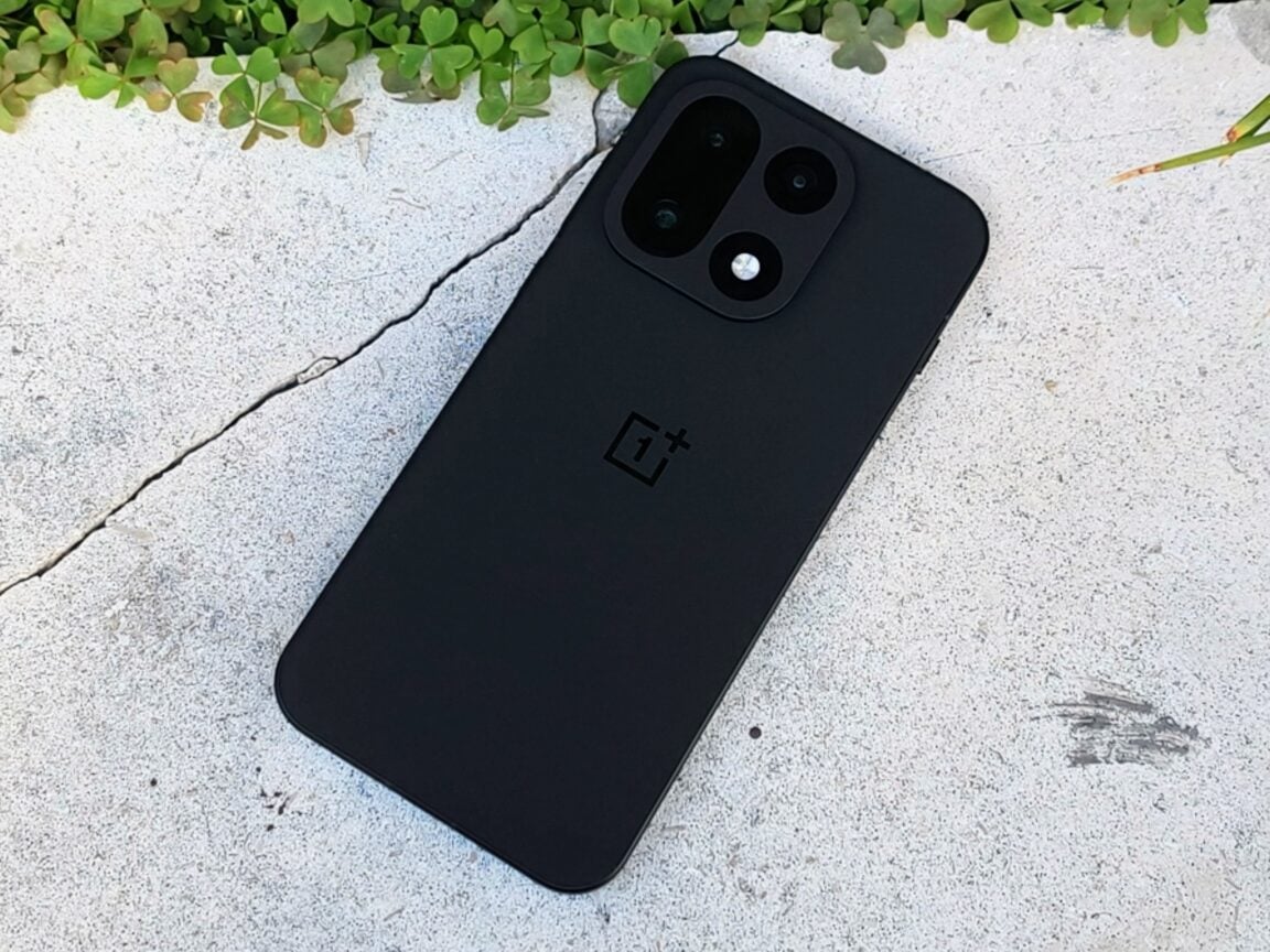 The OnePlus 15 sets the bar high for phones to come in 2026, but it looks vastly different from last year's model ©Image Credit: GEEKSPIn