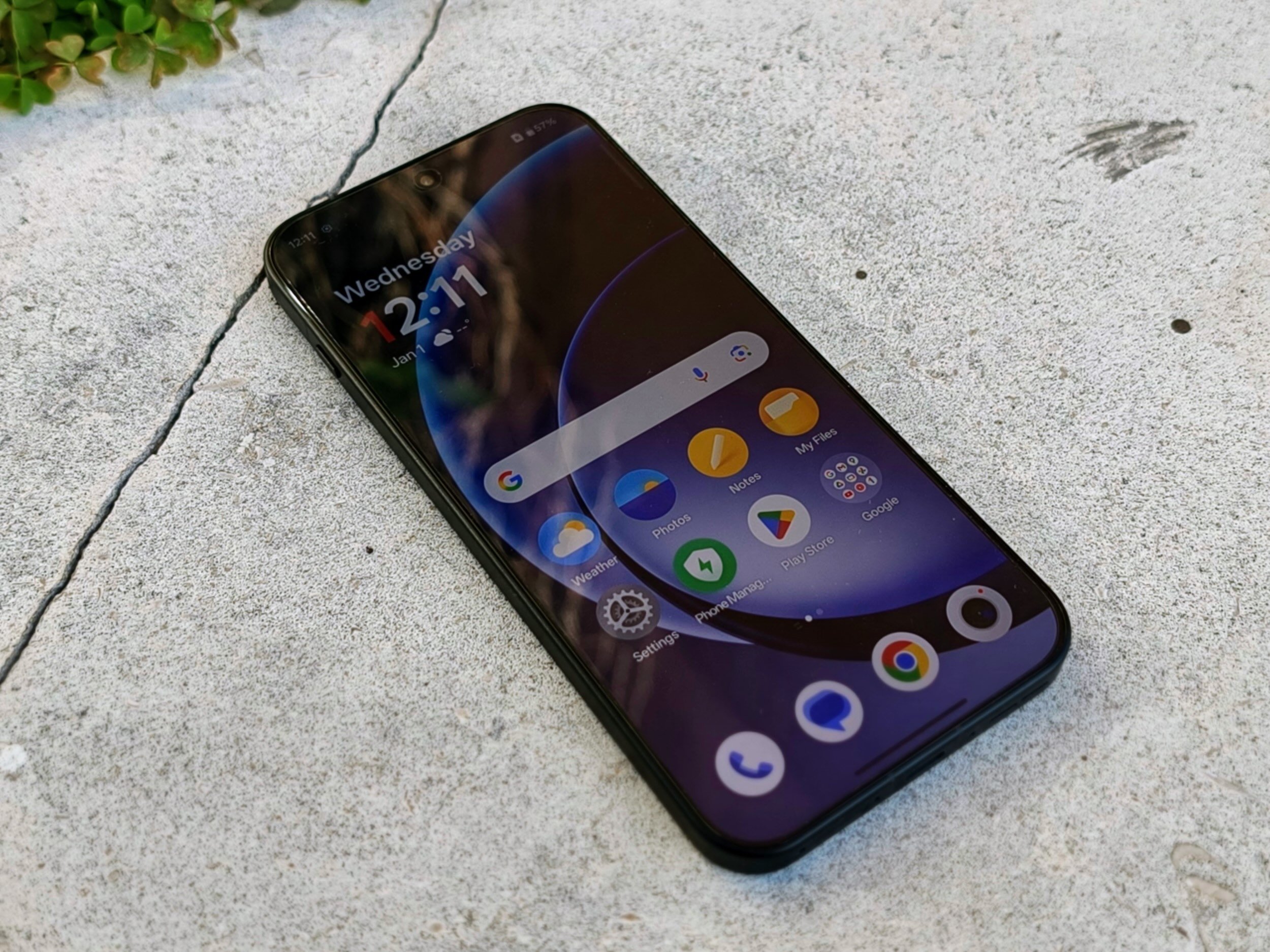 The OnePlus 15 sports a 6.78-inch 2772 x 1272 LTPO AMOLED display with up to a 165Hz refresh rate