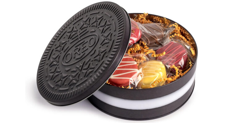 Oreo’s Thanksgiving Dinner Inspired Cookies come packed in a collectible tin, featuring six festive fudge-coated holiday flavors. | ©Image Credit: Oreo