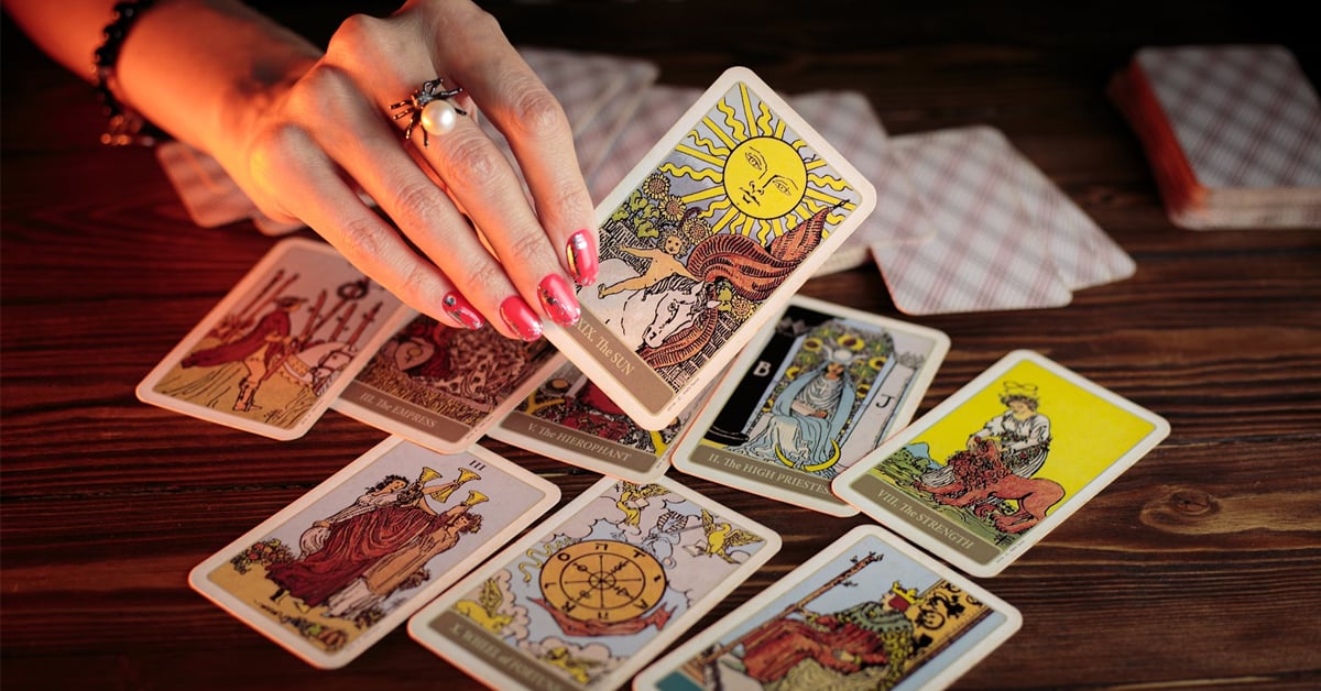 That “insightful” tarot reading online could be a scam. Protect your money from fake astrologers on social media. | ©Image Credit: Petr Sidorov/Unsplash