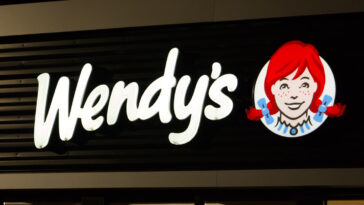 Wendy’s plans to shutter hundreds of U.S. restaurants by 2026. | ©Image Credit: Jacob McGowin/Unsplash