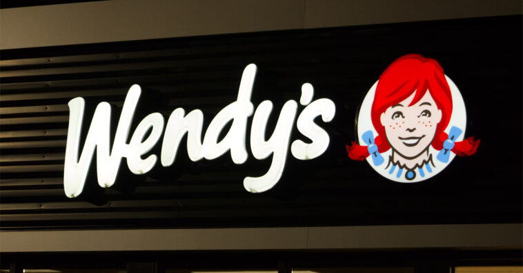 Wendy’s plans to shutter hundreds of U.S. restaurants by 2026. | ©Image Credit: Jacob McGowin/Unsplash