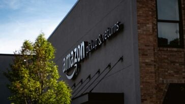 Amazon Pickup & Returns Building on South St. in Philadelphia | ©Image Credit: Unsplash / Bryan Angelo
