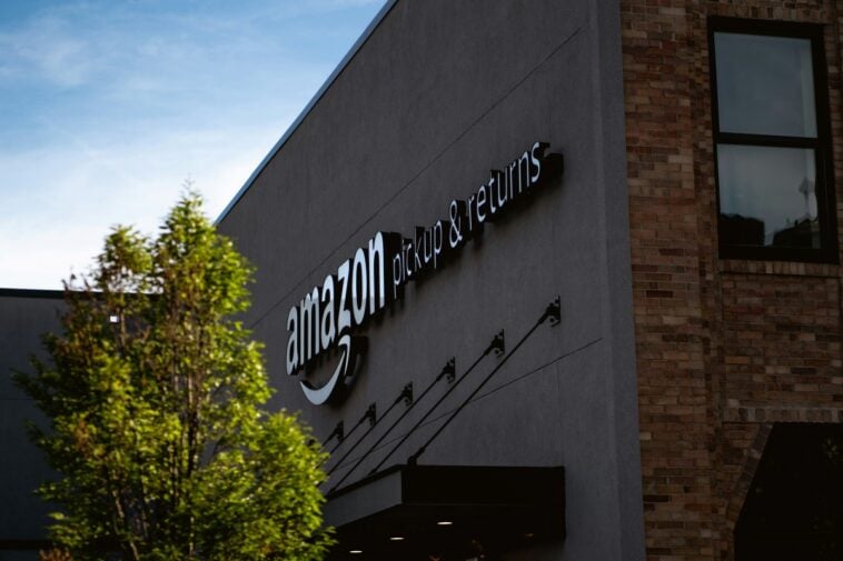 Amazon Pickup & Returns Building on South St. in Philadelphia | ©Image Credit: Unsplash / Bryan Angelo