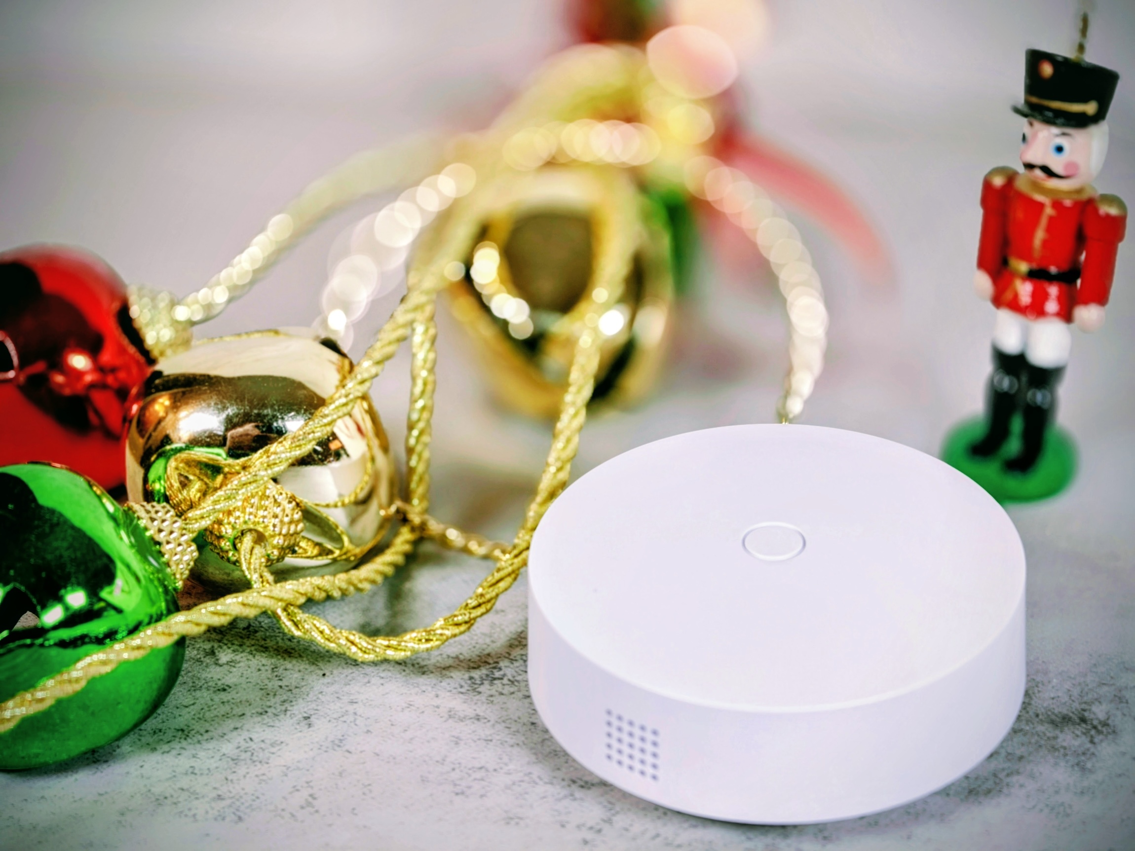 Simplisafe Smoke & Carbon Monoxide Alarm Listener is the perfect gift for the frequent traveler ©Image Credit: Simplisafe