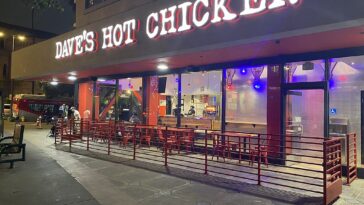 Dave’s Hot Chicken tops Yelp’s 2025 rankings | ©Image Credit: Wikimedia Commons / Gzagona