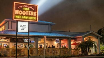 Hooters was one of the many restaurant chains that filed for Chapter 11 bankruptcy in 2025. | ©Image Credit: Hooters