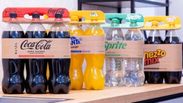 Coca-Cola’s new paper-and-cardboard handles are designed for easy carrying and less plastic waste. | ©Image Credit: DS Smith