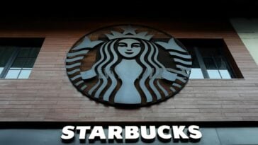 The enduring Starbucks logo — still prominent, but fewer of them in America's major cities as of late 2025 | ©Image Credit: Pexels / Şahin Sezer Dinçer: