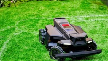 The Segway Navimow X4 Series robot lawnmower is the flagship model of the 2026 lineup, built for 1-1.5 acre lawns ©Image Credit: GEEKSPIn