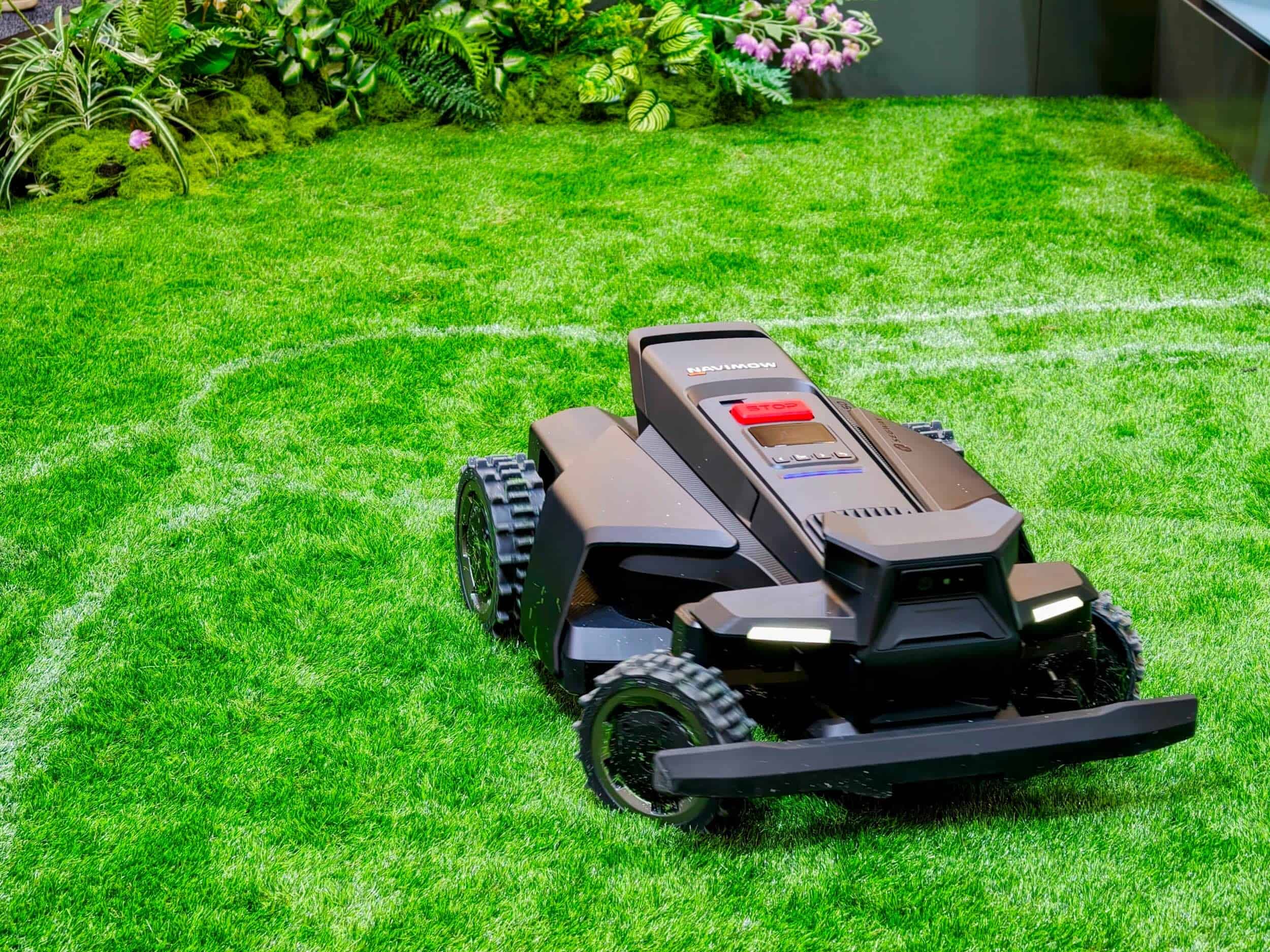 The Segway Navimow X4 Series robot lawnmower is the flagship model of the 2026 lineup, built for 1-1.5 acre lawns ©Image Credit: GEEKSPIn