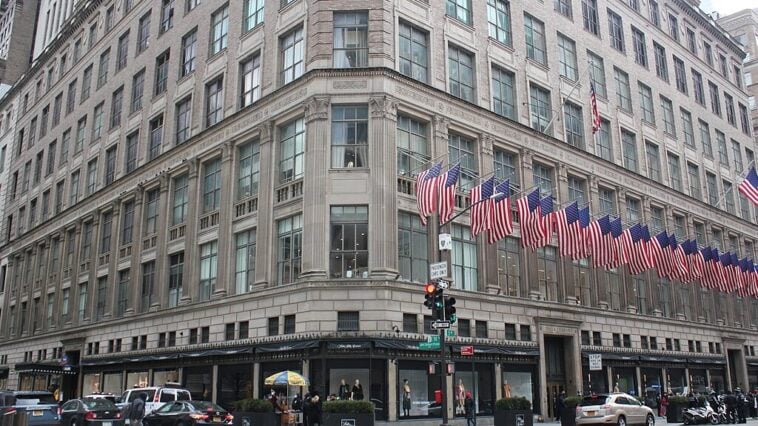 The Saks Fifth Avenue flagship store at Fifth Avenue and 50th Street in Manhattan, New York | ©Image Credit: Wikimedia Commons / Epicgenius