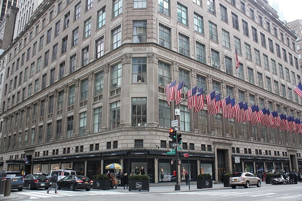 The Saks Fifth Avenue flagship store at Fifth Avenue and 50th Street in Manhattan, New York | ©Image Credit: Wikimedia Commons / Epicgenius