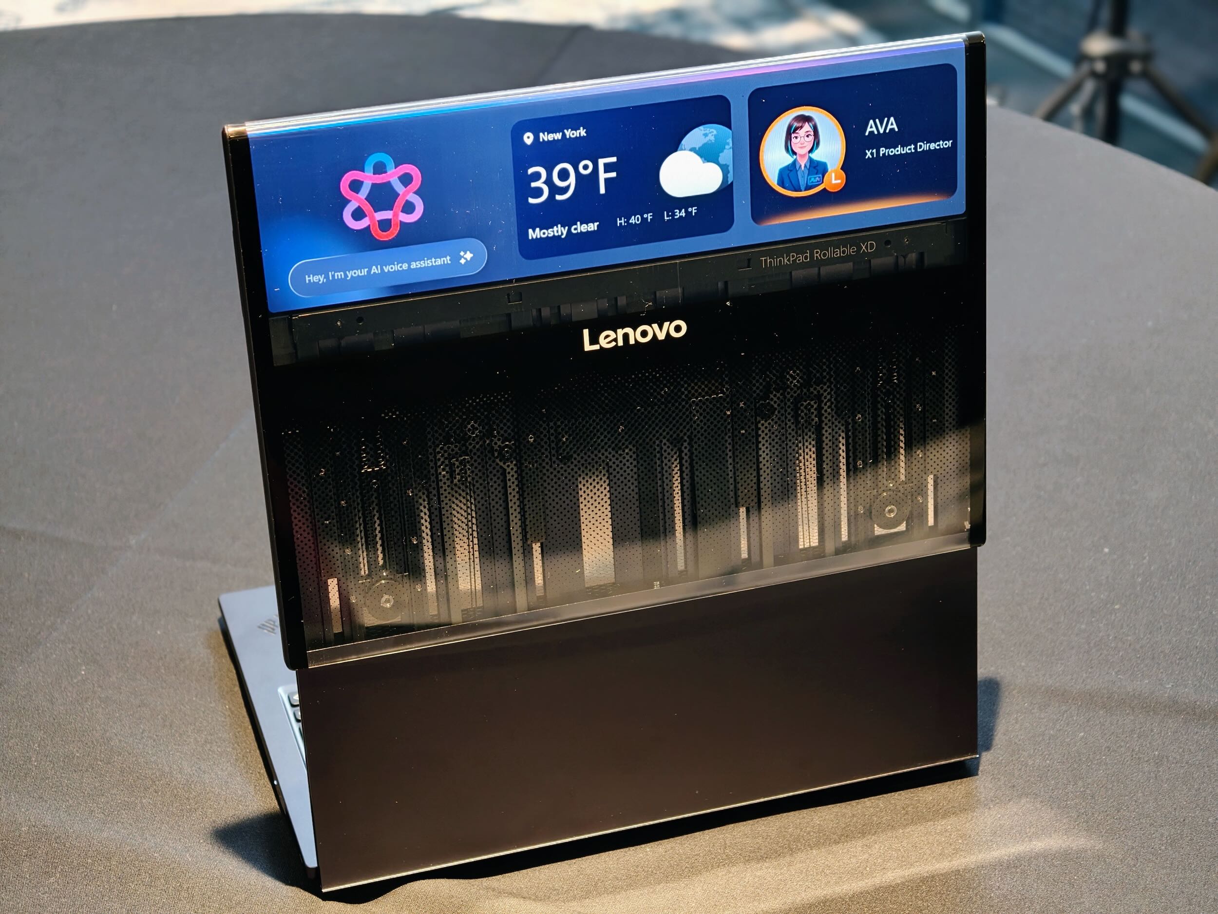 The Lenovo ThinkPad Rollable XD Concept Laptop makes use of the extra display space at all times ©Image Credit: GEEKSPIN