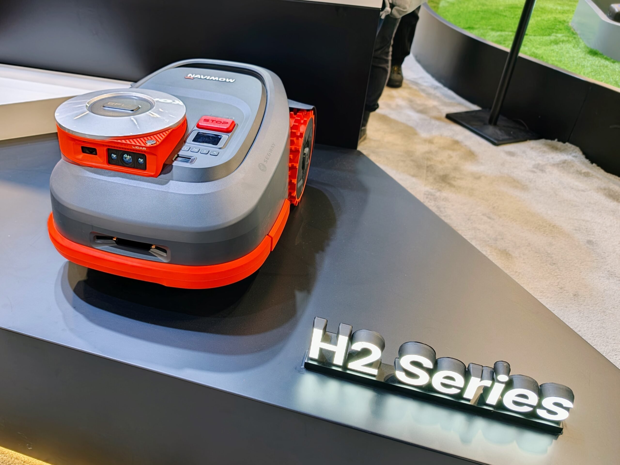 The Segway Navimow H2 Series robot lawnmower excels at navigating tight spaces ©Image Credit: GEEKSPIN
