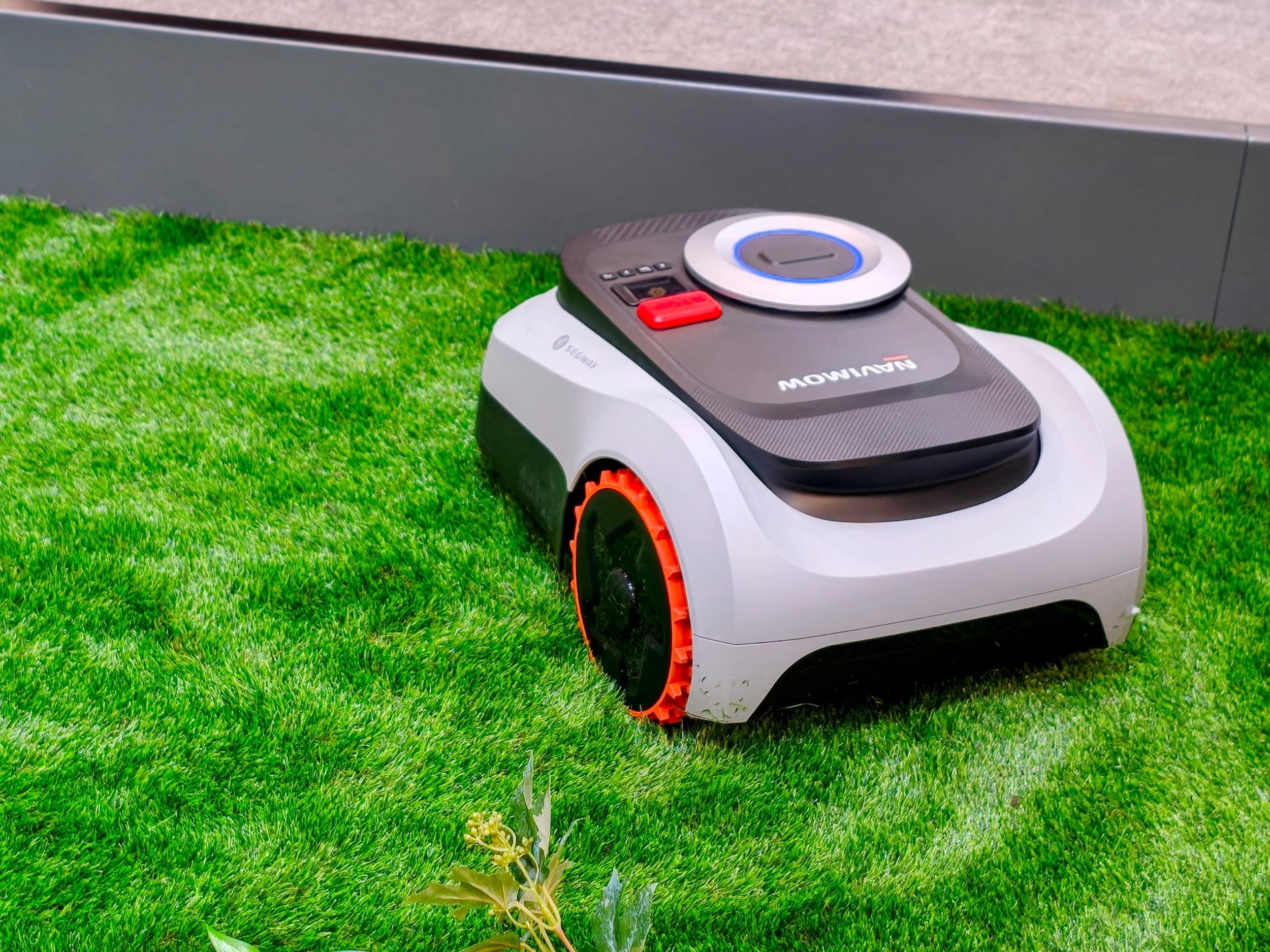 The Segway Navimow i2 AWD Series robot lawnmower can roll over obstacles while maintaining an even cut ©Image Credit: Segway