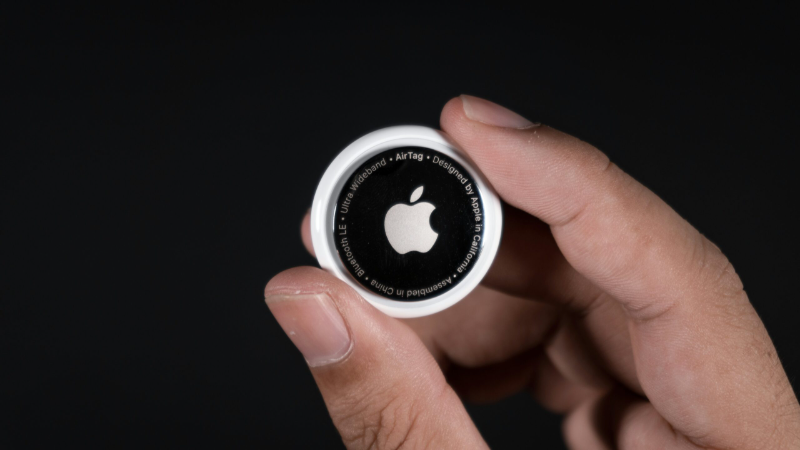 Apple is reportedly working on a camera-equipped AI-pin wearable roughly the size of an AirTag | ©Image Credit: Unsplash / Mark Chan