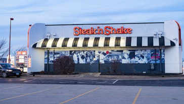 Steak n Shake adds bitcoin bonus to hourly pay | ©Image Credit: Wikimedia Commons / Tony Webster