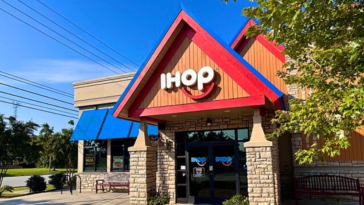 IHOP brings back all-you-can-eat pancakes in 2026 | ©Image Credit: Wikimedia Commons / Harrison Keely