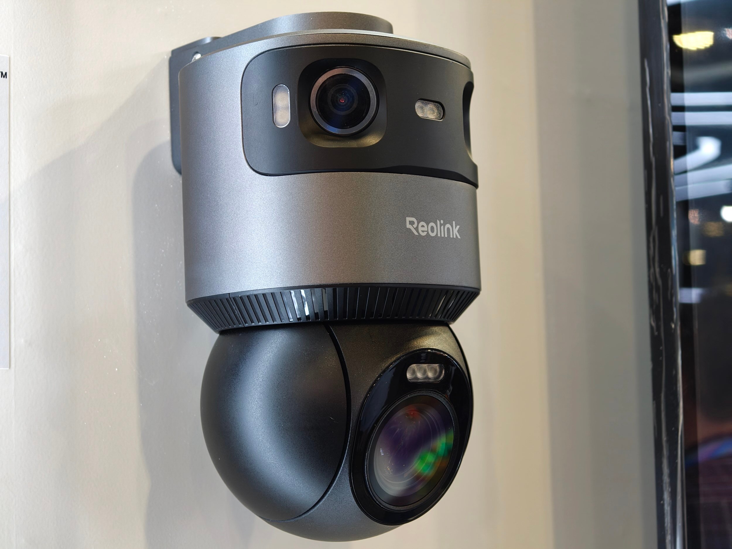 Reolink's new OMVI pan-tilt cameras automatically track people, vehicles, and animals with 360-degree rotation and 16x optical zoom. ©Image Credit: GEEKSPIN