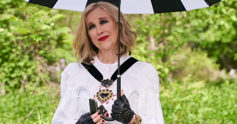 Legendary actress Catherine O’Hara, known for her roles as Moira Rose and Kate McCallister, passes away at 71. | ©Image Credit: Netflix