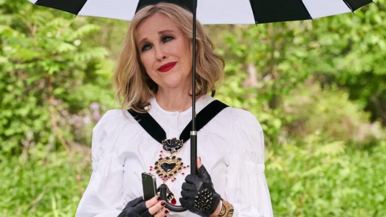 Legendary actress Catherine O’Hara, known for her roles as Moira Rose and Kate McCallister, passes away at 71. | ©Image Credit: Netflix